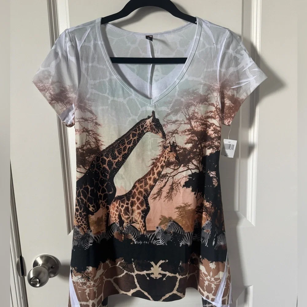 NWT Big Bang Giraffe Print V-Neck Women's Top Size Medium - Picture 1 of 4